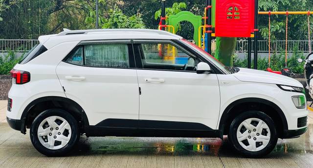 https://images10.gaadi.com/usedcar_image/4603242/original/processed_449fb729cd816050bfe971b7d6b4e335.jpg?imwidth=6401