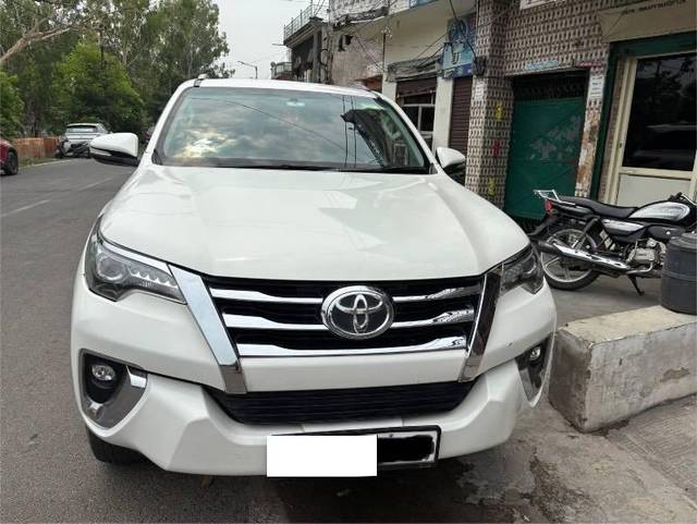https://images10.gaadi.com/usedcar_image/4603287/original/processed_e929dd7b-5e64-459f-8f51-08d4c5f49a2f.jpeg?imwidth=6402