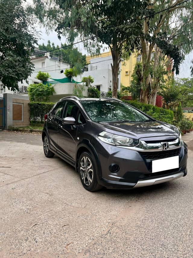https://images10.gaadi.com/usedcar_image/4603352/original/processed_7b799471b22e6d1e9e7e1577e69350a6.jpg?imwidth=6400