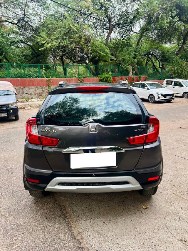 https://images10.gaadi.com/usedcar_image/4603352/original/processed_9e0d14065042bb382a60fdb9ec9a4e1b.jpg?imwidth=6401