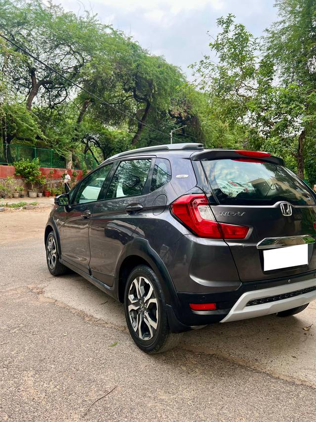 https://images10.gaadi.com/usedcar_image/4603352/original/processed_bd6fe00fc89a26a41baeada4a7afc9ad.jpg?imwidth=6402