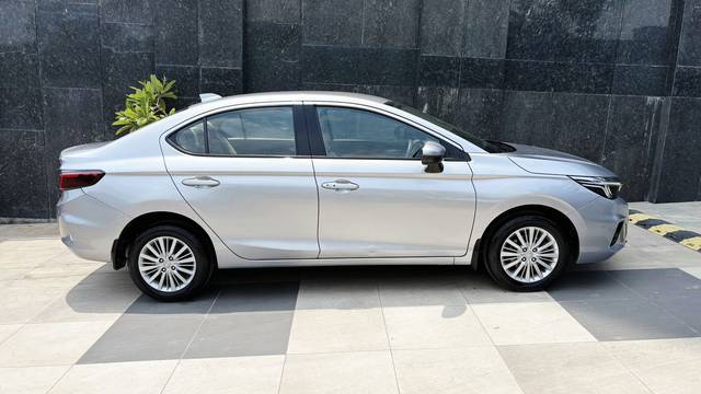https://images10.gaadi.com/usedcar_image/4603361/original/8c2c1596a405cc7c437e79d7a5c00f65.jpg?imwidth=6401