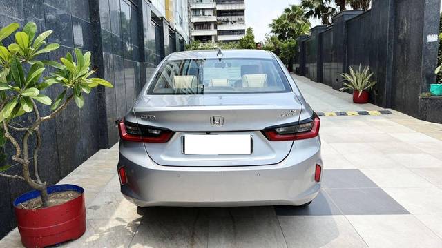 https://images10.gaadi.com/usedcar_image/4603361/original/processed_7e08dab3e5d842cbd9e903c1e7623652.jpg?imwidth=6402