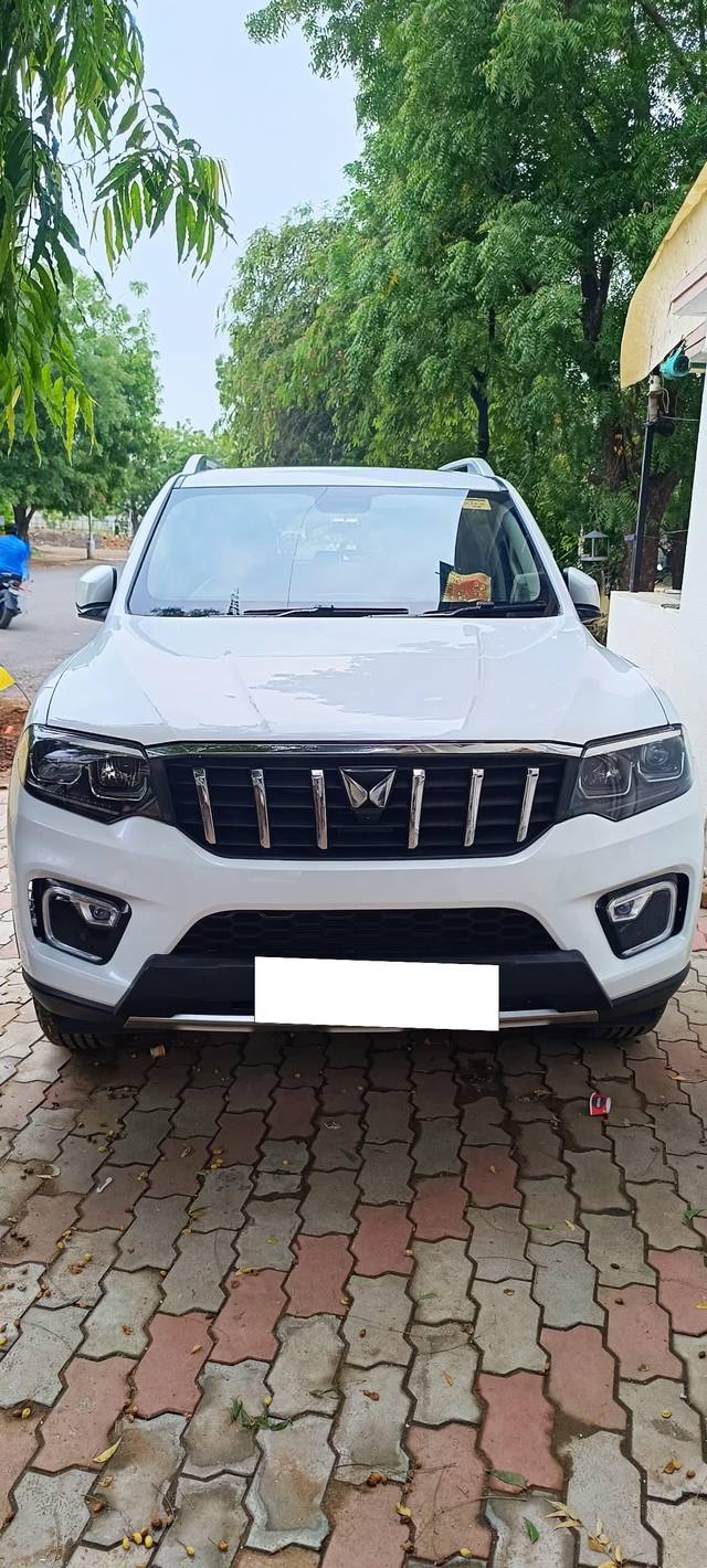 https://images10.gaadi.com/usedcar_image/4603440/original/processed_d4a0d8b4d1e69be5bd02e42069e7d02a.jpg?imwidth=6400
