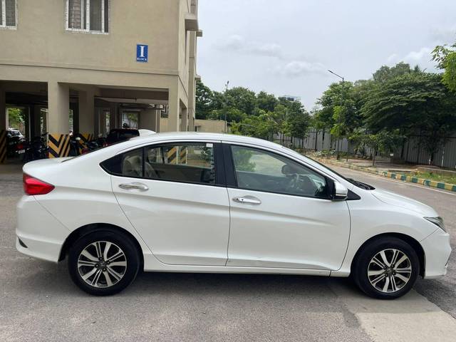 https://images10.gaadi.com/usedcar_image/4603622/original/processed_f3a7a3c6659015b8c26e1474828f2197.jpg?imwidth=6401