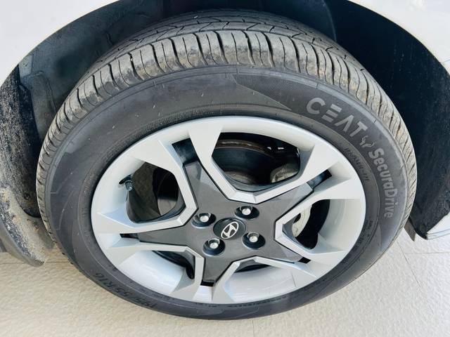 https://images10.gaadi.com/usedcar_image/4603640/original/1e05bac69bc6243eca6cb61b66d696d1.jpg?imwidth=6401
