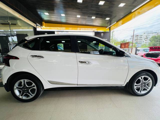 https://images10.gaadi.com/usedcar_image/4603640/original/processed_1156d7a41a9d2031e6582b4e5eb67b90.jpg?imwidth=6401