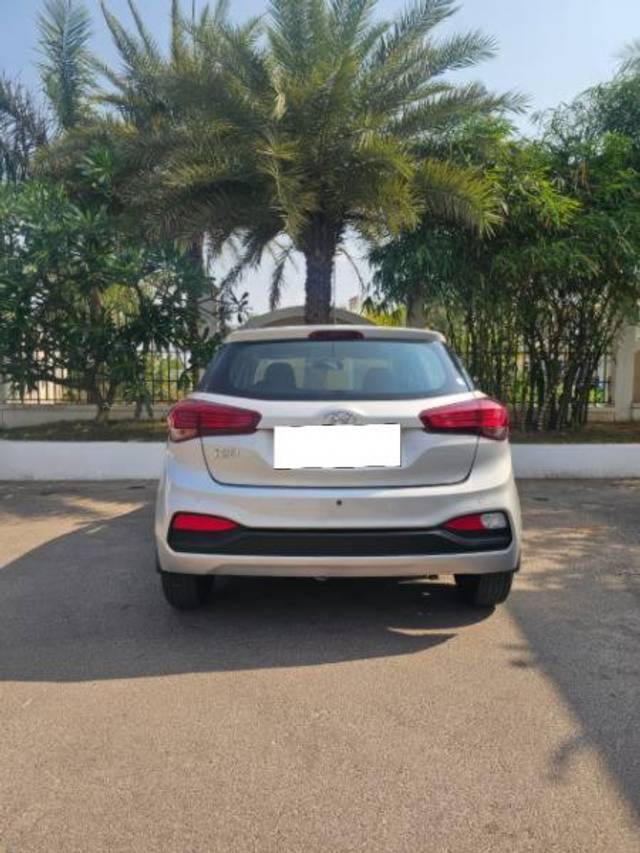 https://images10.gaadi.com/usedcar_image/4603674/original/processed_a3196a1d-261e-40b6-9ec9-1cde122eb858.jpg?imwidth=6402