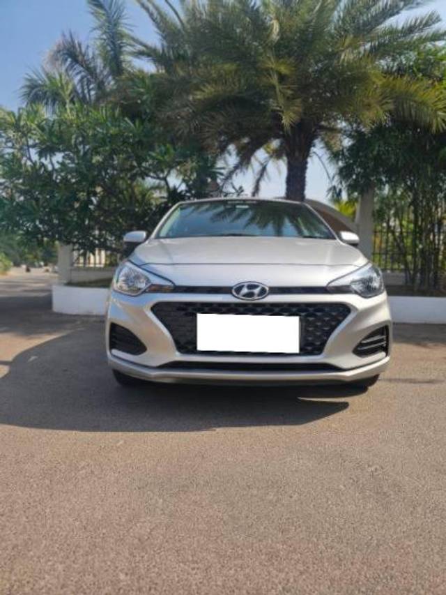 https://images10.gaadi.com/usedcar_image/4603674/original/processed_cd2a434f-7269-4dbb-92e7-eed0b7cef0a1.jpg?imwidth=6400