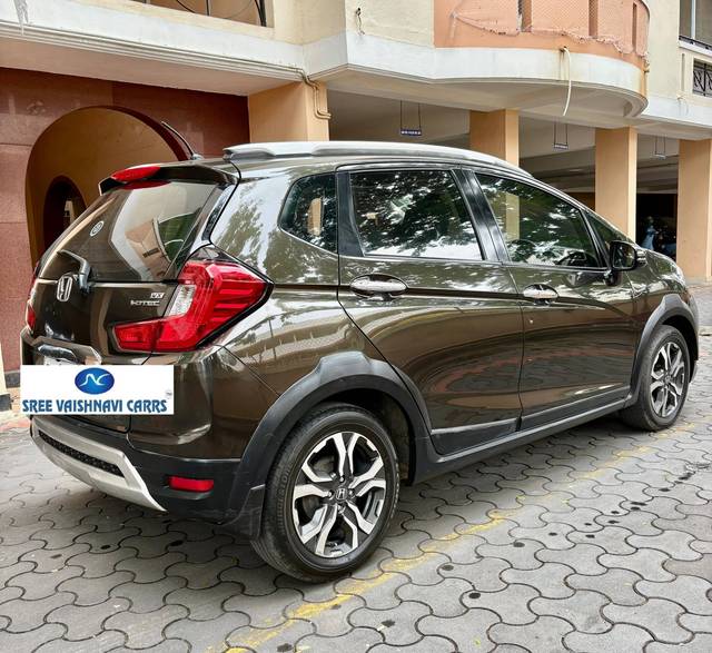 https://images10.gaadi.com/usedcar_image/4603755/original/processed_553fc5b26efcaff43432da23a3bc6622.jpeg?imwidth=6402