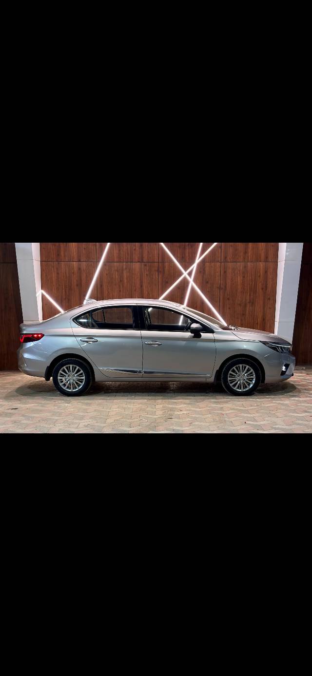 https://images10.gaadi.com/usedcar_image/4603833/original/2372154cc83261f29391f7e221b48fdb.jpg?imwidth=6402