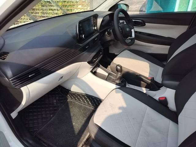 https://images10.gaadi.com/usedcar_image/4603859/original/4c048e17014b7291376e3a753973a720.jpg?imwidth=6402