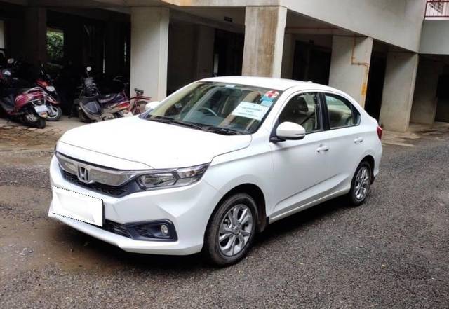 https://images10.gaadi.com/usedcar_image/4603905/original/processed_processed_e651f88c-75d5-488d-9670-b1f10457a86d.jpeg?imwidth=6400
