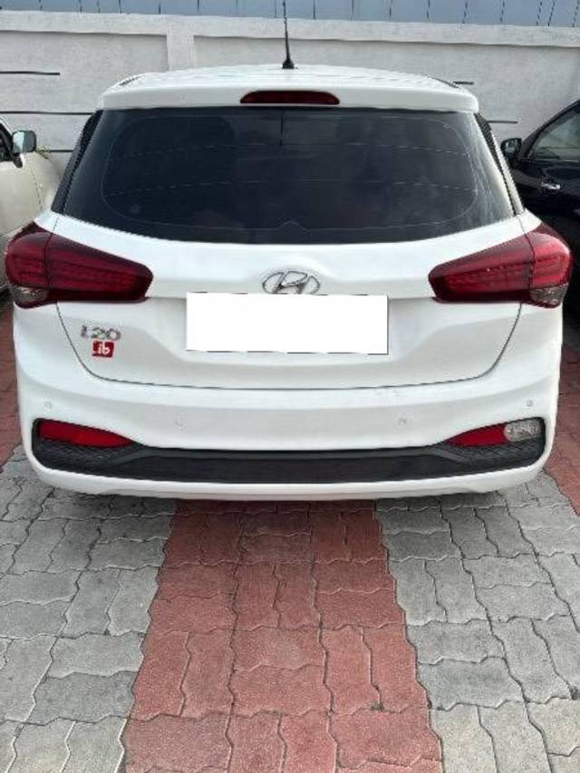 https://images10.gaadi.com/usedcar_image/4603952/original/processed_e6e0c097-b3b1-4987-ab2e-901ffa4a91ab.jpg?imwidth=6401