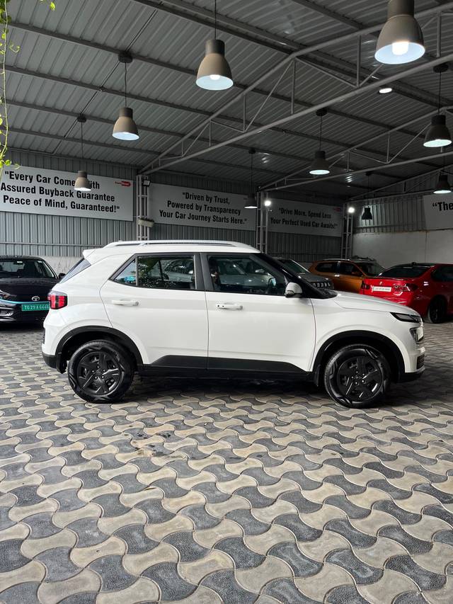 https://images10.gaadi.com/usedcar_image/4604061/original/processed_0b5bd4f1e26f3ab973924c8d7f0c1ca5.jpg?imwidth=6401