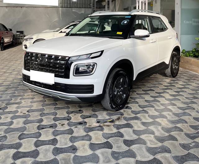 https://images10.gaadi.com/usedcar_image/4604061/original/processed_ce76eef904b6f3904c8a58cb8cf2984d.jpg?imwidth=6400