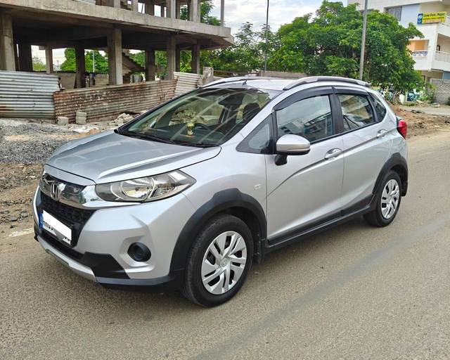 https://images10.gaadi.com/usedcar_image/4604245/original/processed_6392e6d88edc39b764e85593b53b3012.jpg?imwidth=6400