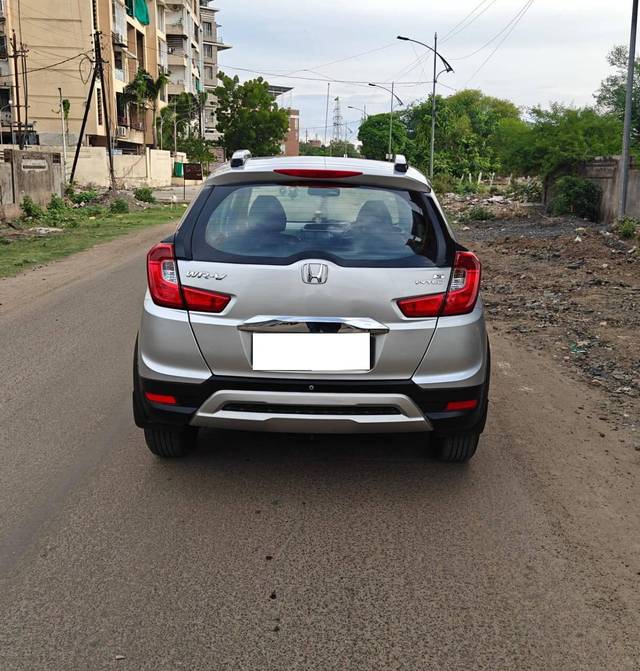 https://images10.gaadi.com/usedcar_image/4604245/original/processed_a3598287696d85c53f09f41480e65336.jpg?imwidth=6401
