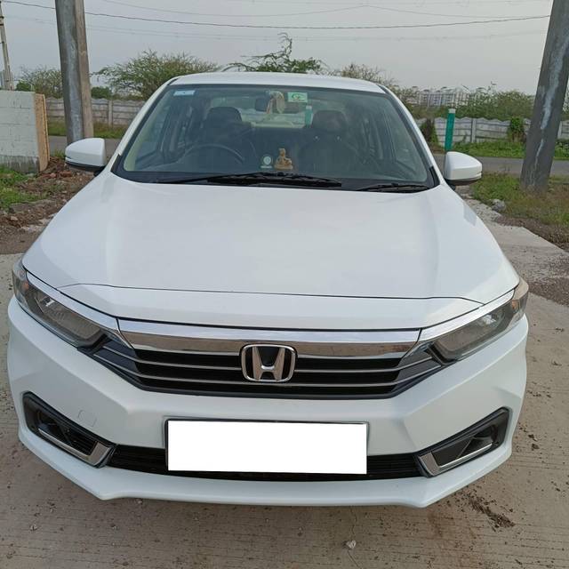 https://images10.gaadi.com/usedcar_image/4604282/original/processed_dc095c0f27f8c0be41ead0a130c7a22a.jpg?imwidth=6400