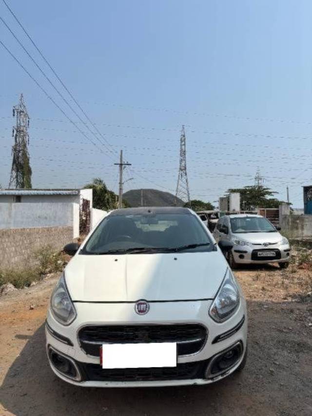https://images10.gaadi.com/usedcar_image/4604316/original/processed_61266693-24ce-4e21-97b2-43aafd225e2a.jpg?imwidth=6400