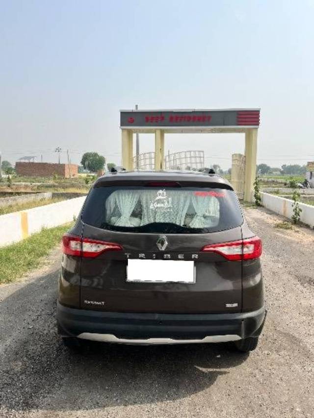https://images10.gaadi.com/usedcar_image/4604423/original/processed_6e2dfb1c-e81e-4187-88d7-3a2e3ef945fd.jpeg?imwidth=6401