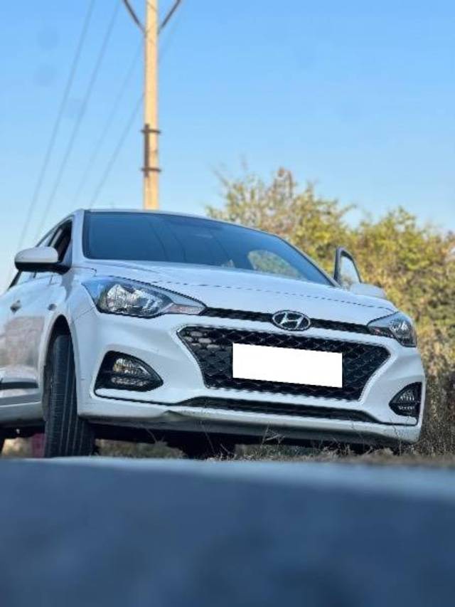 https://images10.gaadi.com/usedcar_image/4604468/original/processed_241d920f-b3bd-4f89-be66-0629330f4d72.jpeg?imwidth=6402