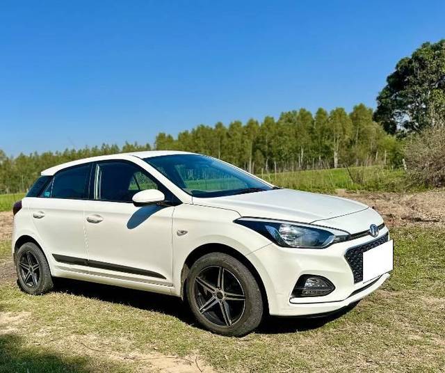 https://images10.gaadi.com/usedcar_image/4604468/original/processed_614090d4-10fd-4371-9b97-bd2afcc486e0.jpeg?imwidth=6400