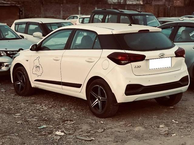 https://images10.gaadi.com/usedcar_image/4604468/original/processed_d5ae4934-3bff-43a9-9a11-03b39906c243.jpeg?imwidth=6401