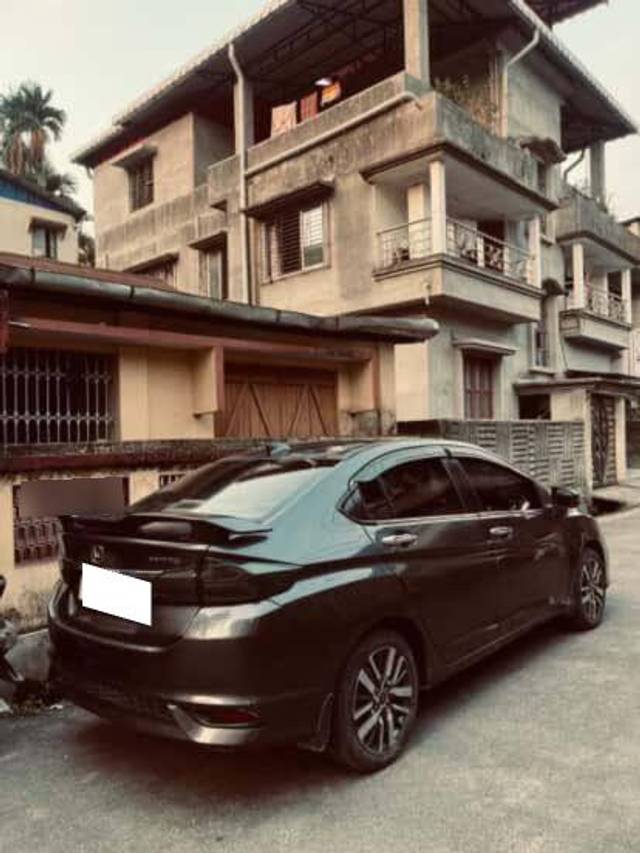 https://images10.gaadi.com/usedcar_image/4604683/original/processed_d33987df-71c4-4c27-95a2-2ceee0407e5d.jpg?imwidth=6402