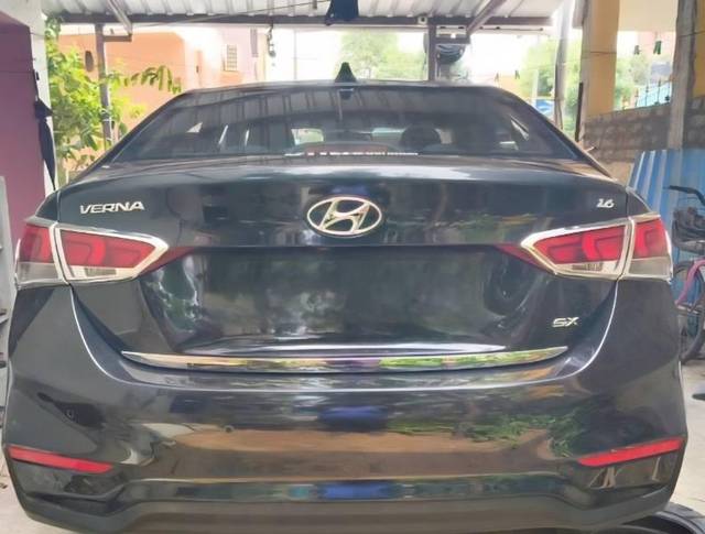 https://images10.gaadi.com/usedcar_image/4605061/original/processed_8132a1d7-7578-4686-a3a9-e62f7b234344.jpg?imwidth=6401