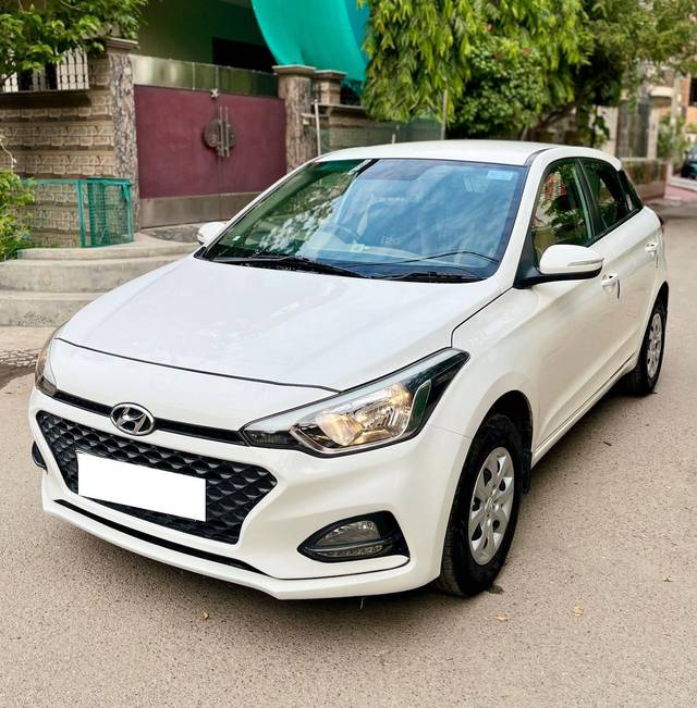 https://images10.gaadi.com/usedcar_image/4605118/original/processed_29da9f7a2c07d3116bbb77c57b567372.jpg?imwidth=6402