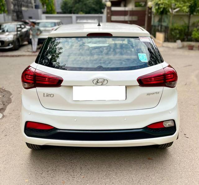 https://images10.gaadi.com/usedcar_image/4605118/original/processed_4a7f9acfbca9e4e9b7e292a3503ae212.jpg?imwidth=6401