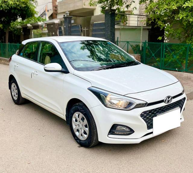 https://images10.gaadi.com/usedcar_image/4605118/original/processed_5a0a99907bbb1f1b8be11f8ea8d638d0.jpg?imwidth=6400