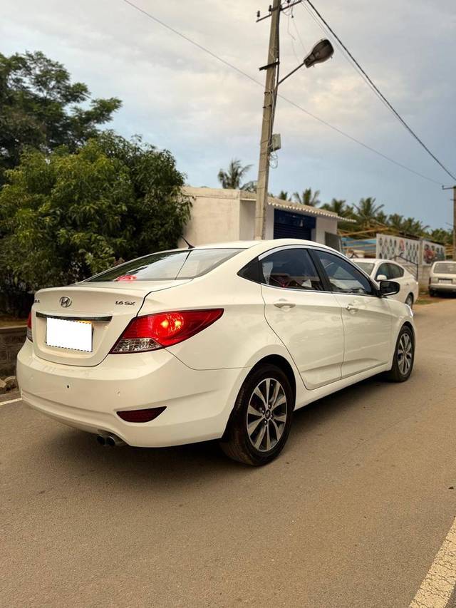 https://images10.gaadi.com/usedcar_image/4605136/original/processed_82b9941cd906711290e33446c83234bd.jpg?imwidth=6402