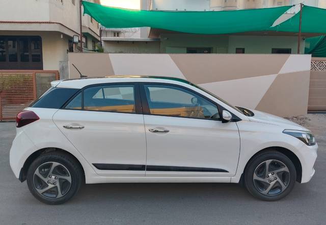 https://images10.gaadi.com/usedcar_image/4605139/original/1b9c8c1c6c42e06f985ba047159302d4.jpg?imwidth=6401