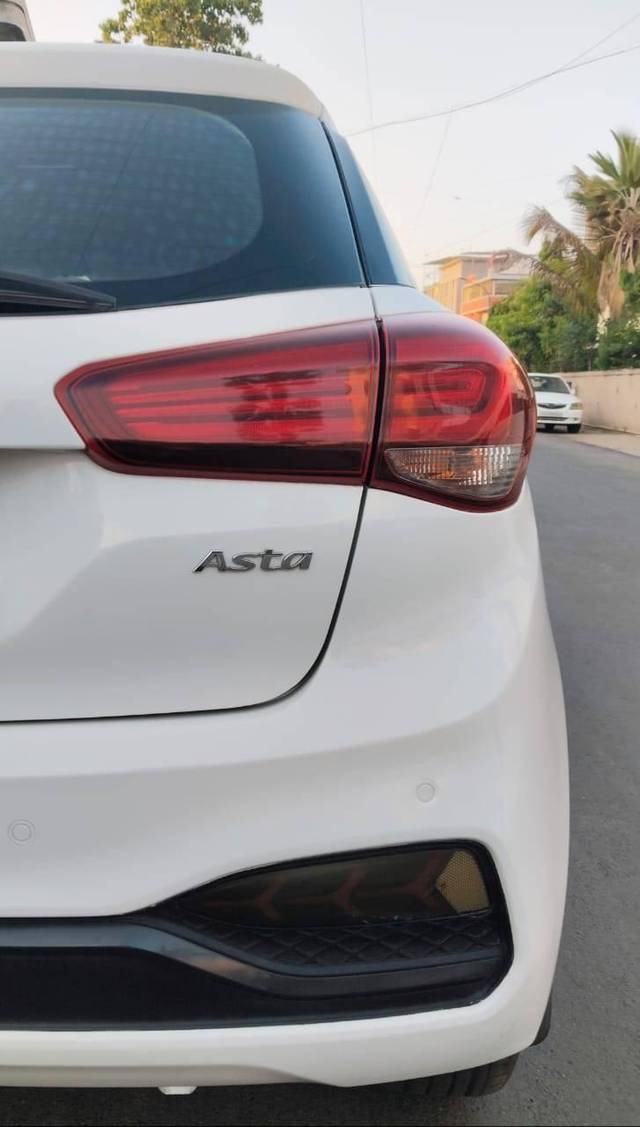 https://images10.gaadi.com/usedcar_image/4605139/original/processed_0414b30f0087db148be156b5e8557a0e.jpg?imwidth=6402