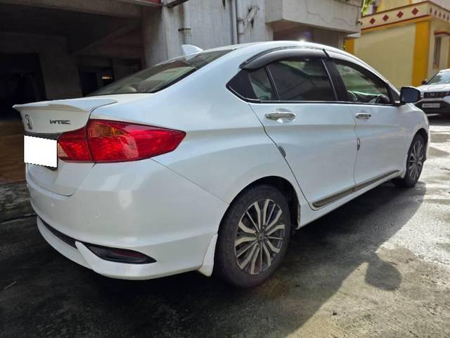 https://images10.gaadi.com/usedcar_image/4605148/original/processed_8ddd6b67-7ff0-4245-878f-5a439a1a883b.jpg?imwidth=6401