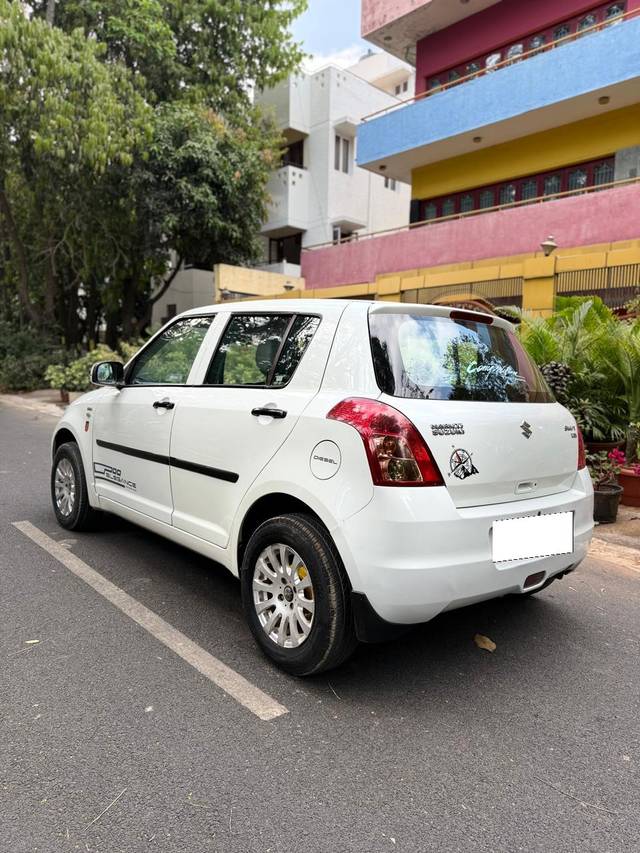 https://images10.gaadi.com/usedcar_image/4605212/original/processed_55b5304000e055582f4b1803baf7da04.jpg?imwidth=6402