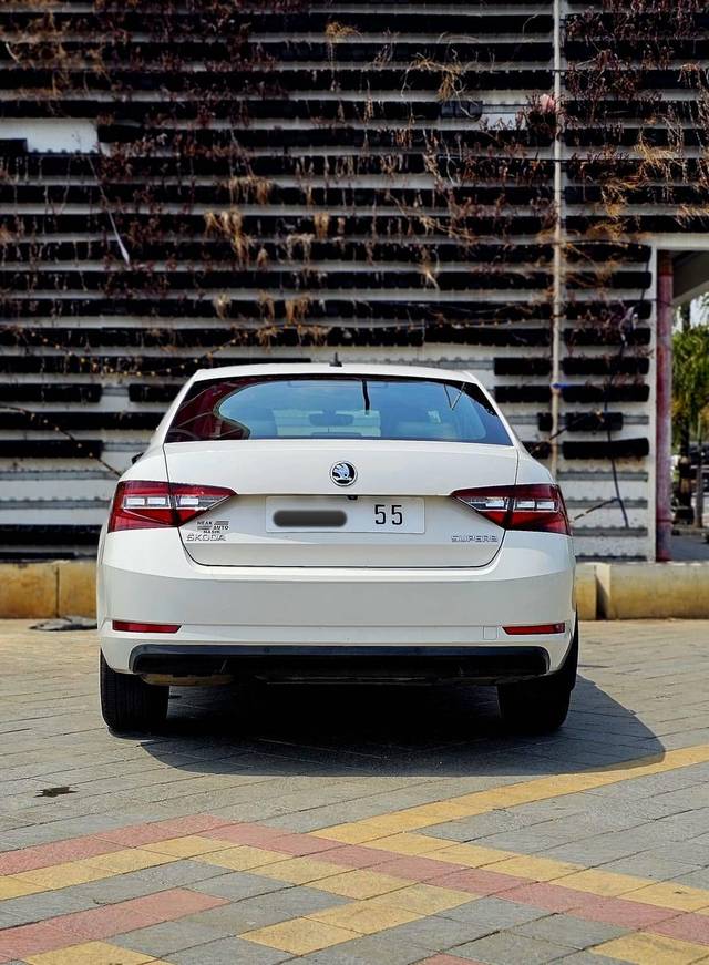https://images10.gaadi.com/usedcar_image/4605260/original/processed_674f34258de611a91bbdf6c3b9349100.jpg?imwidth=6402