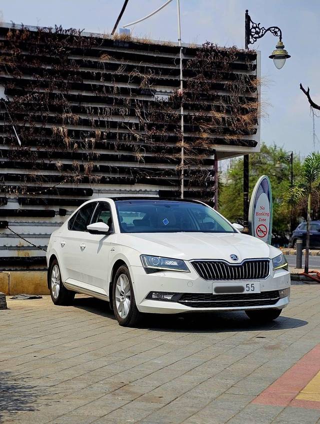 https://images10.gaadi.com/usedcar_image/4605260/original/processed_decd46bae71622bab60e6cd0f60bfb5e.jpg?imwidth=6400