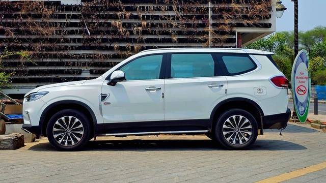 https://images10.gaadi.com/usedcar_image/4605265/original/processed_755f609eb0aaa6d55933653513d403de.jpg?imwidth=6402