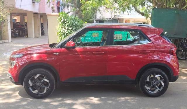 https://images10.gaadi.com/usedcar_image/4605286/original/b3623a76c88d279f5476f7f8d5baa968.jpg?imwidth=6402