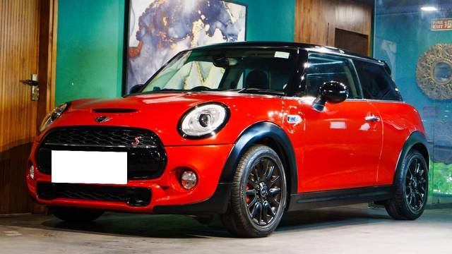 https://images10.gaadi.com/usedcar_image/4605434/original/processed_2465ca8968fdf43d1486d4cf0c279d86.jpg?imwidth=6401