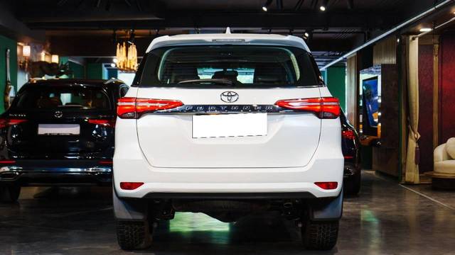 https://images10.gaadi.com/usedcar_image/4605443/original/processed_65fe00b856e1f12f294e10d282e07896.jpg?imwidth=6402