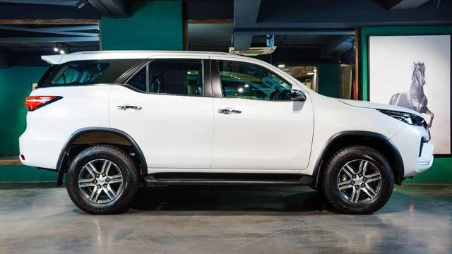 https://images10.gaadi.com/usedcar_image/4605443/original/processed_8168373d5b25cfa3a6ad9d343459519a.jpg?imwidth=6401