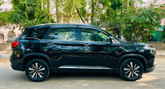 https://images10.gaadi.com/usedcar_image/4605488/original/b85c3f2edd53243598be801697e7198f.jpg?imwidth=6401