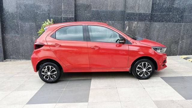 https://images10.gaadi.com/usedcar_image/4605637/original/processed_f6aef75bbb5d2f4d6dc9c78cf8045fb5.jpg?imwidth=6401