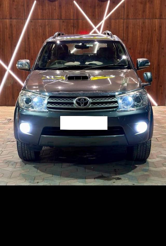 https://images10.gaadi.com/usedcar_image/4605649/original/processed_cf7c650f905e98bfb5b533c780754604.jpg?imwidth=6401