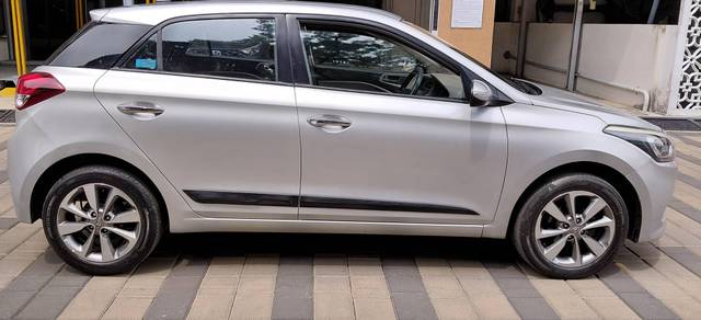 https://images10.gaadi.com/usedcar_image/4605672/original/processed_a86f75526f5df782fb30e87912de8117.jpg?imwidth=6401