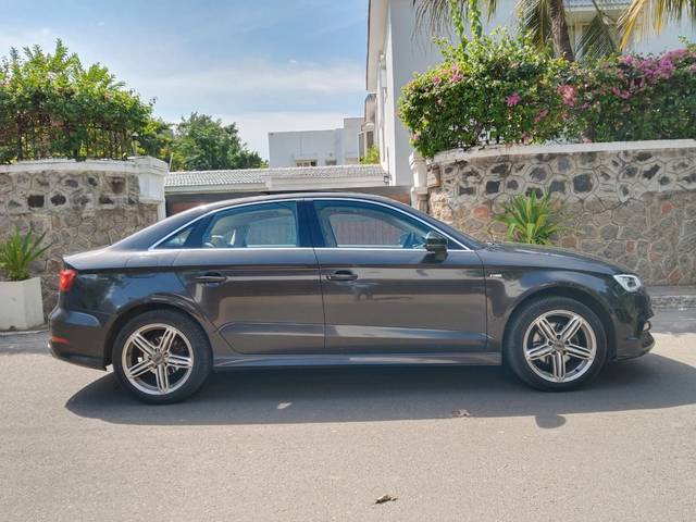 https://images10.gaadi.com/usedcar_image/4605707/original/b8e5f189c3491a5fce977ec13a74be78.jpg?imwidth=6401